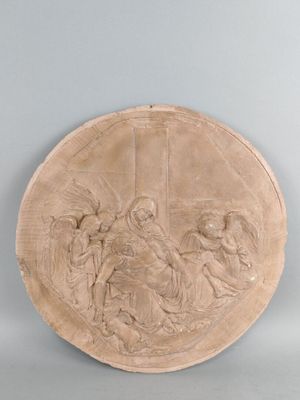 une photo d'une plaque ornée d'une croix, fixée au mur