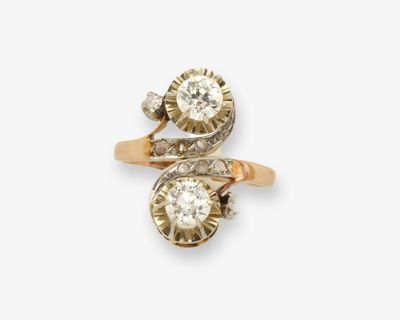 gros plan d'une bague en diamant sur fond blanc