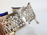 un bracelet en argent orné d'un motif
