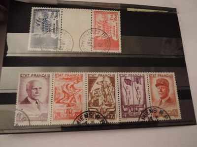 Les timbres se trouvent dans un étui noir posé sur une table blanche