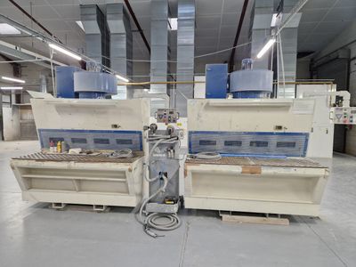 deux machines qui se trouvent ensemble dans une pièce