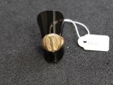une bague noire ornée d'un motif doré