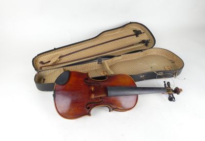 un violon dans son étui, posé par terre à côté d'un autre violon