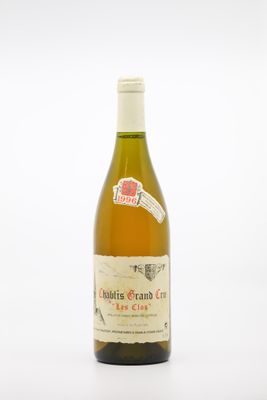 une bouteille de vin posée sur une table