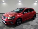 une voiture rouge est garée sur le sol en damier d'un garage