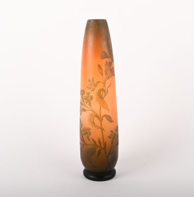 un vase en verre avec un motif floral