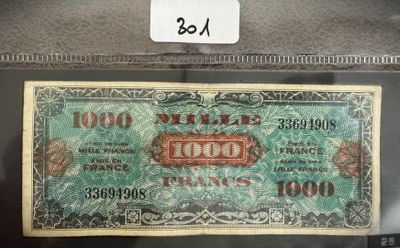un gros plan d'un billet de cent dollars vert et rouge