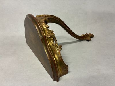 une petite boîte en bois ornée d'un motif doré