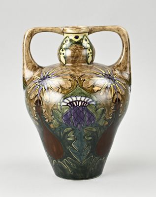 une image représentant un vase décoratif muni d'une anse sur fond blanc