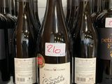 plusieurs bouteilles de vin sont alignées sur une étagère