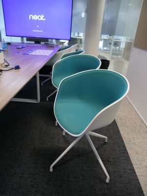 trois chaises placées devant un ordinateur