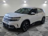 Le nouveau SUV Citroën est garé dans le showroom.