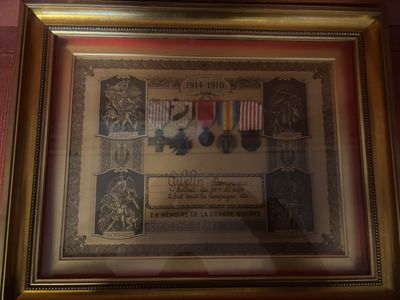 5 médailles probablement militaires après la guerre - cadre en bois so