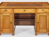 une image représentant un bureau en bois muni de deux tiroirs et d'une étagère