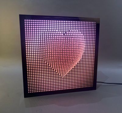 un gros plan d'une lampe posée sur une table