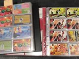 beaucoup de CD rangés dans un classeur posé sur la table