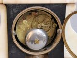 une horloge posée sur une table