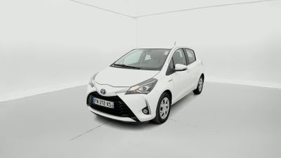 une Toyota Yaris blanche garée dans une pièce blanche