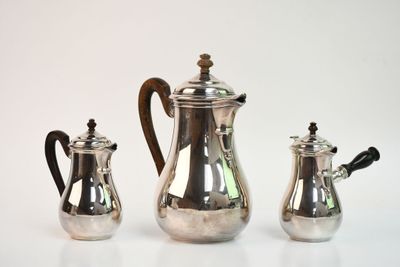 trois pièces de service à thé et à café en argent sur fond blanc