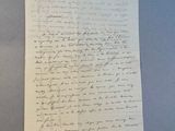 une feuille de papier sur laquelle on peut écrire, posée sur une table