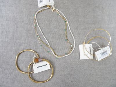 trois bijoux posés sur une table l'un à côté de l'autre