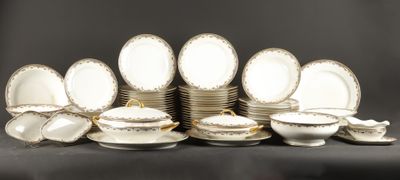 beaucoup d'assiettes et de bols sur la table