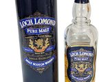 un gros plan sur une bouteille d'alcool à côté d'une canette