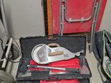 une caisse à outils avec des outils sur le sol