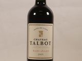 une bouteille de vin posée sur une table