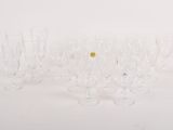 un lot de six verres à vin transparents à bord doré