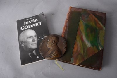 deux livres et une pièce de monnaie posés sur une table