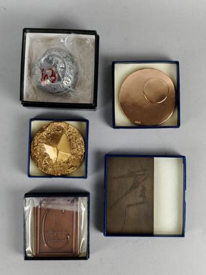plusieurs sortes de chocolats dans une boîte bleue posée sur une surface blanche