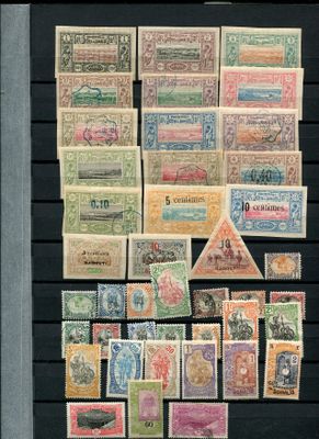 une photo d'une collection de vieux timbres exposée dans un cadre noir