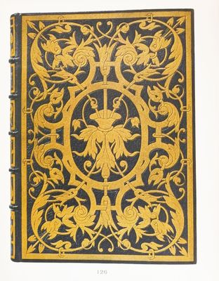 un vieux livre orné de motifs dorés et noirs sur fond blanc