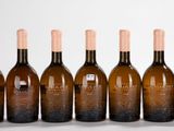 six bouteilles de vin sont alignées sur une table