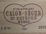 une boîte en bois sur laquelle est collée une étiquette portant l'inscription « Château Calon-Ségur »