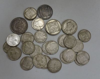 une pile de pièces de monnaie posée sur une table