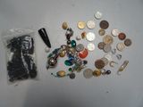 un grand nombre de pièces de monnaie et d'autres objets qui se trouvent sur la table