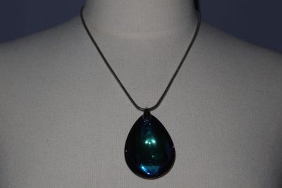une photo d'un collier orné d'un pendentif bleu en forme de larme