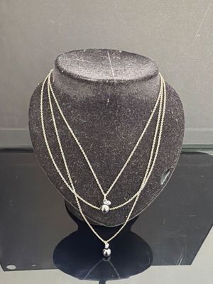 gros plan d'un mannequin portant un collier