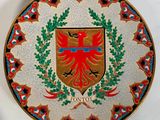 une assiette décorative ornée d'un blason