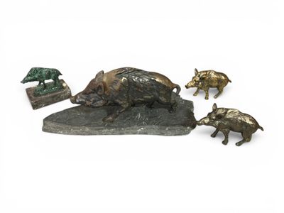 une statue représentant un sanglier et d'autres animaux sur un rocher
