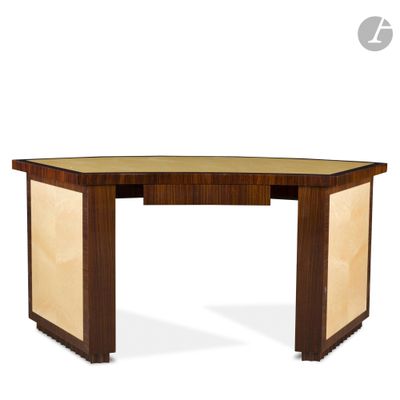un gros plan sur une table en bois avec un plateau en verre