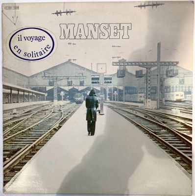 une photo d'un homme marchant le long des voies de train