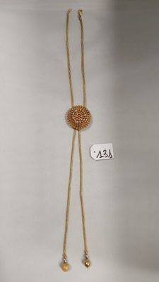 collier plaqué or orné d'une boule en perles, monté sur une chaîne plaquée or