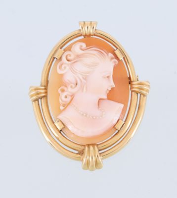 une broche-camée en or et corail représentant le profil d'une femme