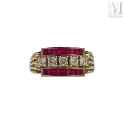 une bague ancienne en rubis et diamants