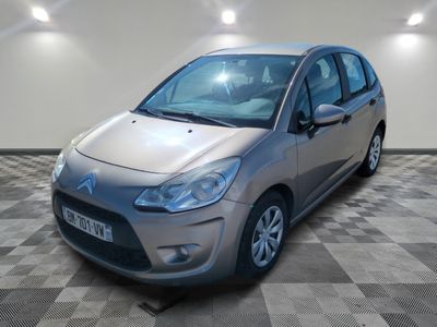 la voiture argentée est garée dans le garage sur le sol en damier