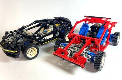 deux voitures Lego posées l'une à côté de l'autre sur une surface blanche