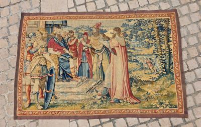 une photo d'une tapisserie accrochée au mur d'un bâtiment